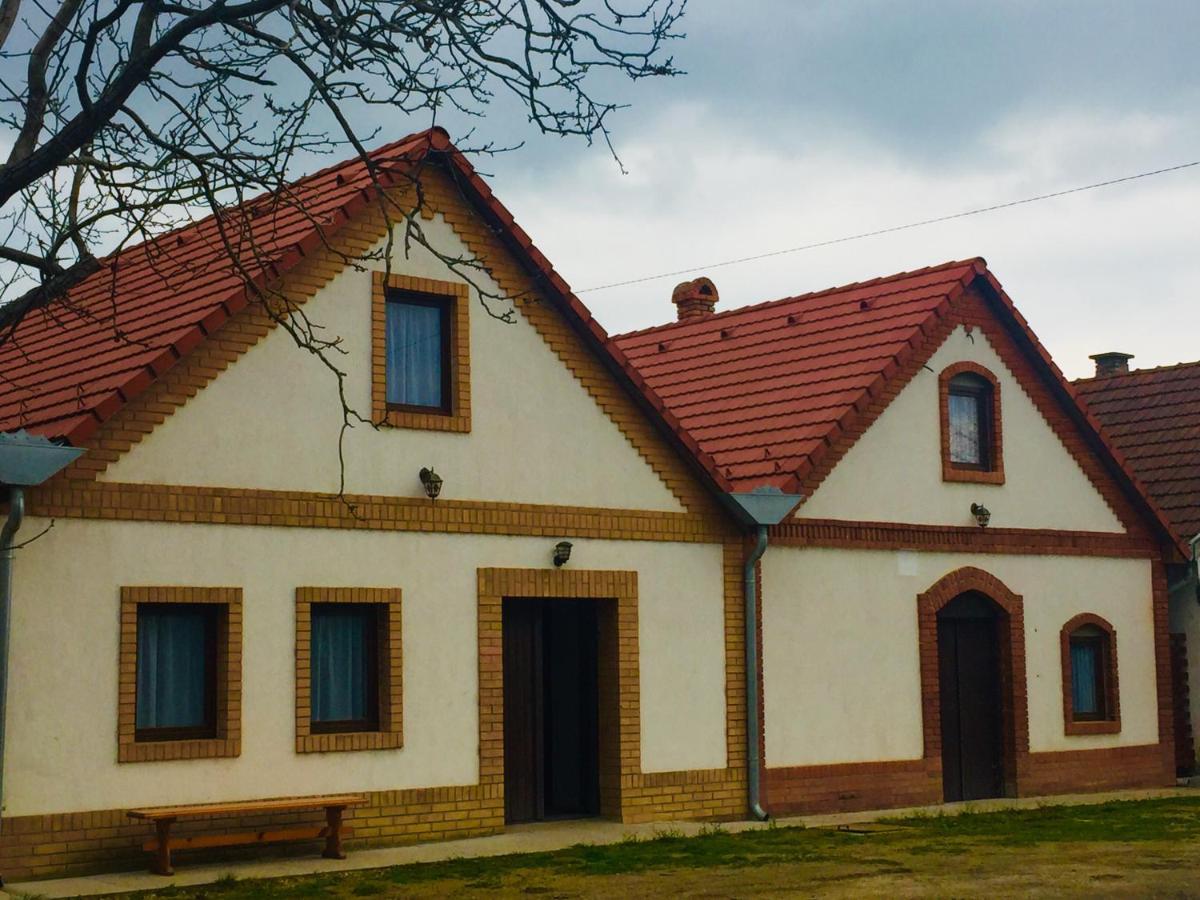 Takacs Pince Apartman Hajos Екстер'єр фото